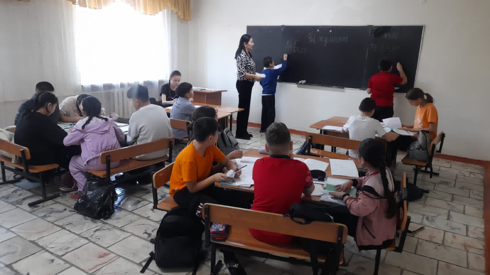 Интернат тәрбиеленушілерінің үй тапсырмасын орындау барысы.